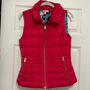 Lilly Pulitzer SYD down quilted puffer vest in pink. Size Medium.